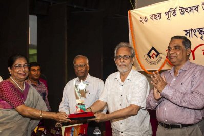 সম্মাননা পদক গ্রহণ করছেন আমিনা আহমেদ। ছবি: সাজ্জাদ হোসেন।
