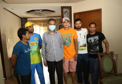 বাংলাদেশ জাতীয় ক্রিকেট দলের সাবেক অধিনায়ক হাবিবুল বাশার সুমনের বড় ভাই কাজী ইকরামুল বাশার তুহিনের পাশে মাশরাফি-তামিম-মুশফিক-তাসকিন