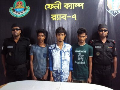 ফেনীতে সংসদ সদস্য হাজি রহিম উল্লাহ&rsquo;র গাড়ি বহর থেকে তিনজনকে আটক করে র&zwnj;্যাব
