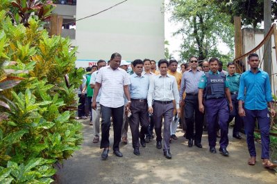 সিলেটে সেবায়েতকে বুঝিয়ে দেওয়া হলো আগে দখল হয়ে যাওয়া চা বাগানটি