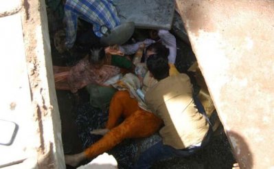 বস্তিবাসীর সঙ্গে দেখা করতে গিয়ে ড্রেনে পড়ে আহত বিজেপি এমপি