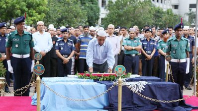 কফিনে ফুল দিয়ে শ্রদ্ধা জানাচ্ছেন স্বরাষ্ট্রমন্ত্রী
