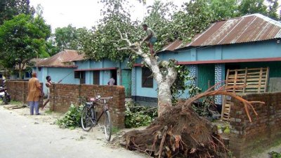 পঞ্চগড়ে ঝড় ও শিলা বৃষ্টিতে ক্ষয়ক্ষতির চিত্র