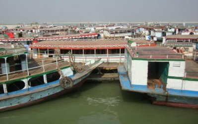 পাটুরিয়া-দৌলতদিয়া নৌ রুটে লঞ্চ চলাচল বন্ধ