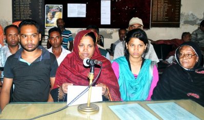 সংবাদ সম্মেলনে বক্তব্য রাখছেন অপহৃত ব্যবসায়ীর স্ত্রী শিরিন আকতার