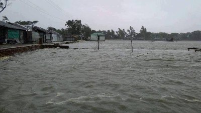 রোয়ানুর প্রভাবে বেড়িবাঁধে ভাঙন, ঘরবাড়ি বিধ্বস্ত