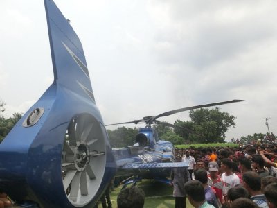 হেলিকপ্টার দেখছেন উৎসুক জনতা