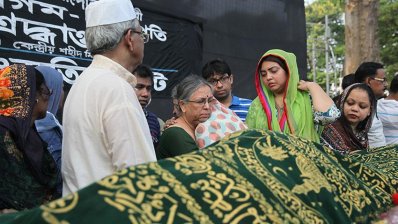 স্বজনদের পাশে সুলতানা কামাল