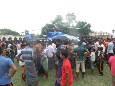হেলিকপ্টার দেখছেন উৎসুক জনতা