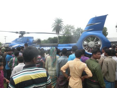 হেলিকপ্টার দেখছেন উৎসুক জনতা