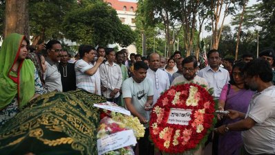 শ্রদ্ধা জানাচ্ছে আসাদুজ্জামান নূর