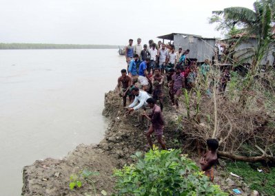 পটুয়াখালীতে প্রশাসনের ত্রাণ বিতরণ, ক্ষয়-ক্ষতি নির্ধারণ চলছে
