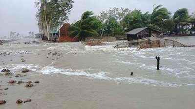 কক্সবাজারের গ্রামে জোয়ার-ভাটা