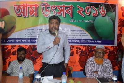 আম উৎসব বক্তব্য রাখছেন চাঁপাইনবাবগঞ্জের জেলা প্রশাসক মো. জাহিদুল ইসলাম