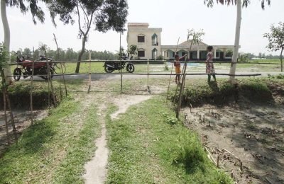বাড়ির রাস্তায় দেওয়া হয়েছে ব্যারিকেড