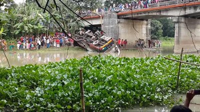 মাদারীপুরে সড়ক দুর্ঘটনায় নিহত ৯