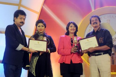 পদক নিচ্ছেন এ প্রজন্মের কণ্ঠশিল্পী লুইপা ও ঐশী।