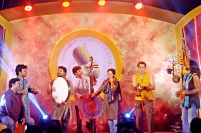পুরস্কার প্রদানের মাঝে জলের গানের পারফর্মেন্স।