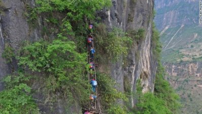 এই পথেই স্কুলে যায় শিশুরা