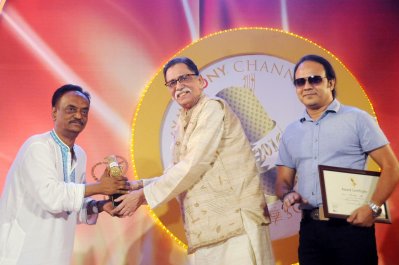 আলম খানের কাছ থেকে পুরস্কার নিচ্ছেন আলাউদ্দীন আলী।