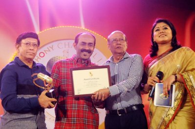 পুরস্কার নিচ্ছেন সাউন্ড ইঞ্জনিয়র আজম বাবু।