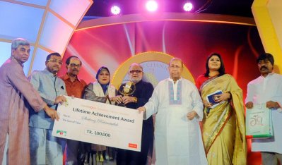 আজীবন সম্মাননা পেলেন শাহনাজ রহমতুল্লাহ।