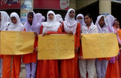 স্কুলছাত্রী কণিকা হত্যার প্রতিবাদে চাঁপাইনবাবগঞ্জে মানববন্ধন