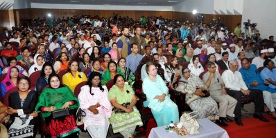 সাবেক রাষ্ট্রপতি জিয়াউর রহমানের মৃত্যুবার্ষিকী উপলক্ষে আলোচনাসভায় শ্রোতার সারিতে খালেদা জিয়া