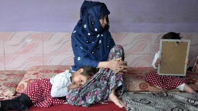 বাসিরা ও তার দুই শিশুকন্যা 