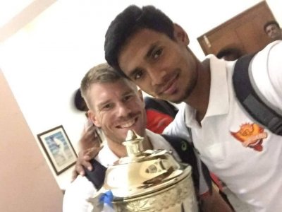 শিরোপা হাতে ওয়ার্নারের সঙ্গে মুস্তাফিজের সেলফি