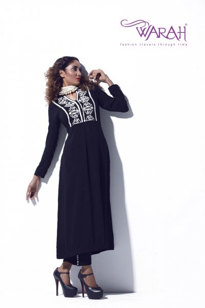সাদাকালো পোশাক নিয়ে ওয়ারাহ