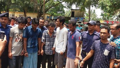 চোরাই মোটরসাইকেল চক্রের ১১ সদস্য আটক