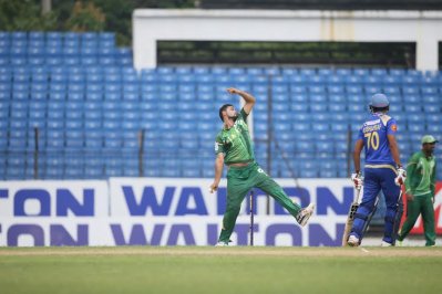 মাশরাফির বিধ্বংসী বোলিংয়ে কলাবাগানের জয়