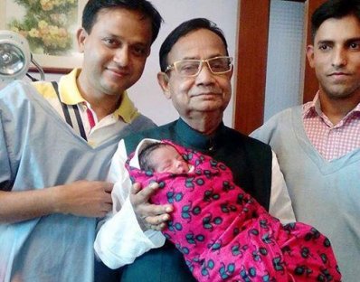 মেয়েকে কোলে নিয়ে রেলমন্ত্রী