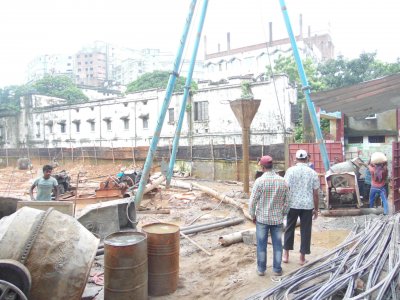 জবির ছাত্রী হলের নির্মাণ কাজ চলছে