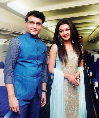 পার্পেল মুভি টাউনে প্লেন-এর সেটে &lsquo;দাদাগিরি&rsquo; শ্যুটিংয়ের ফাঁকে সৌরভ গাঙ্গুলি-জয়া আহসান