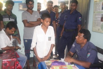 স্কুলছাত্রের ব্যাগে ককটেল বিস্ফোরণ