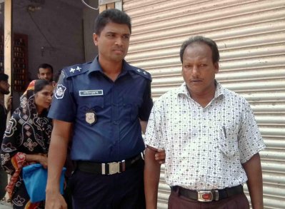ভুয়া চিকিৎসক রুহুল আমিন পুলিশের সঙ্গে