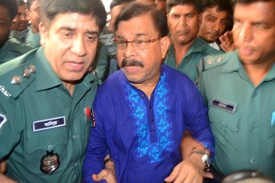 পুলিশ প্রহরায় মান্না