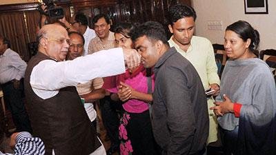 সম্প্রতি দাবি পূরণের প্রতিশ্রুতি দিয়ে নার্সদের অনশন ভাঙান স্বাস্থ্যমন্ত্রী
