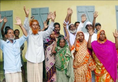 হবিগঞ্জে ৩ রাজাকারের রায়ে উল্লাস প্রকাশ করছেন এলাকাবাসী