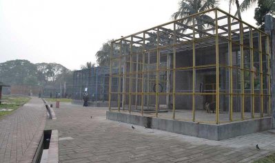 রাজশাহী চিড়িয়াখানার ফাঁকা খাঁচা