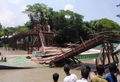 বাল্কহেডের ধাক্কায় ব্রিজ ভেঙে যোগাযোগ ব্যাহত