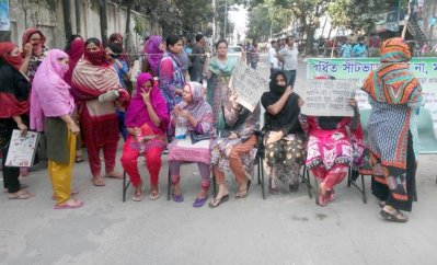 কর্মজীবী মহিলা হোস্টেলের বাসিন্দাদের বিক্ষোভ