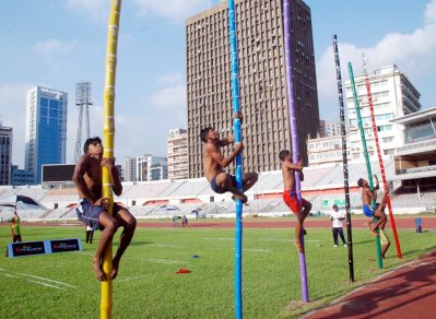 তৈলাক্ত বাঁশ কেড়ে নিলো সব আকর্ষণ! 