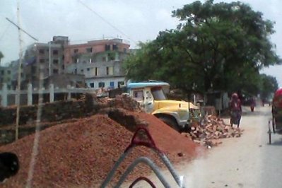 বেড়িবাঁধ দখল করে চলছে ইট সুড়কির ব্যবসা