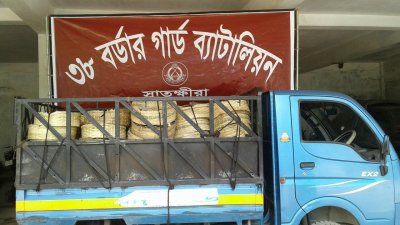 সাতক্ষীরায় অবৈধভাবে আনা মুরগির বাচ্চাসহ ট্রাক জব্দ
