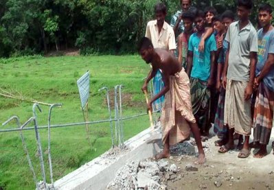 কিশোরগঞ্জের পকুন্দিয়া একটি সেতুর রেলিং ভাঙা হচ্ছে