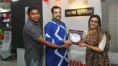 ক্রেস্ট নিচ্ছেন বন্যা মির্জা