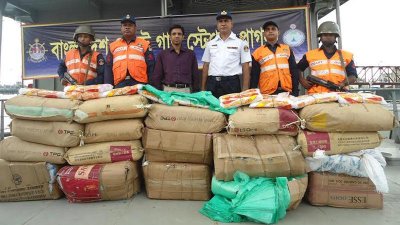 বিপুল পরিমাণ নিষিদ্ধ পলিথিন জব্দ